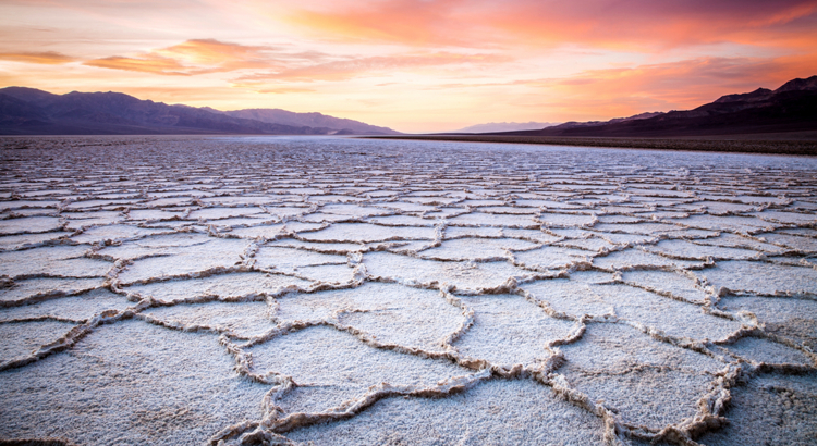 USA Nevada Death Valley Nationalpark Badwater iStock Oliclimb